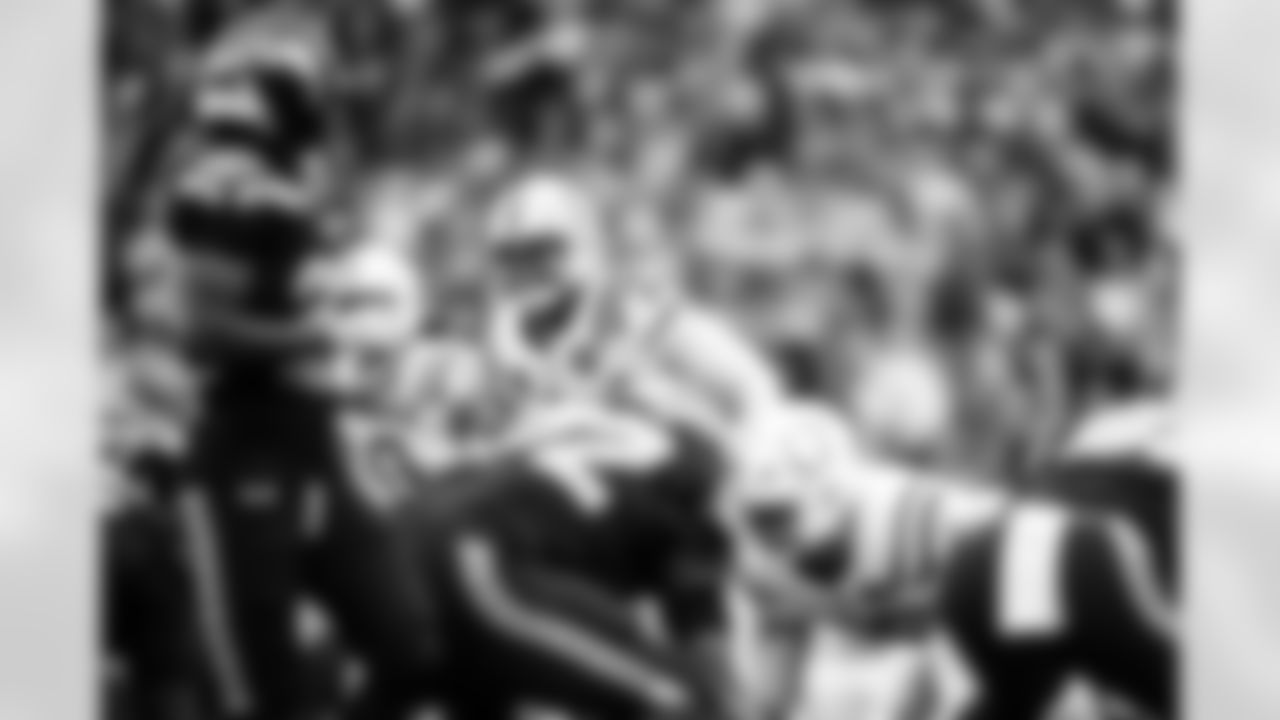 LB Zaire Franklin #44