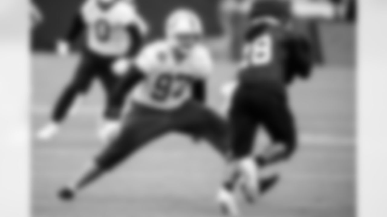 DE Laiatu Latu #97 and RB Jonathan Taylor #28