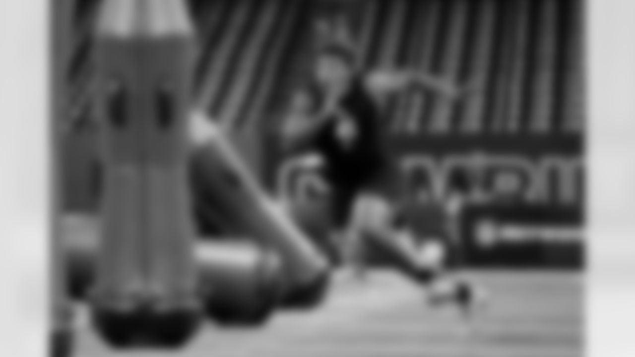 Texas A&M defensive lineman Cashius Howell (41) participates in a drill during the 2026 NFL Scouting Combine on Thursday, February 26, 2026 in Indianapolis, Indiana. (Lauren Leigh Bacho/NFL)