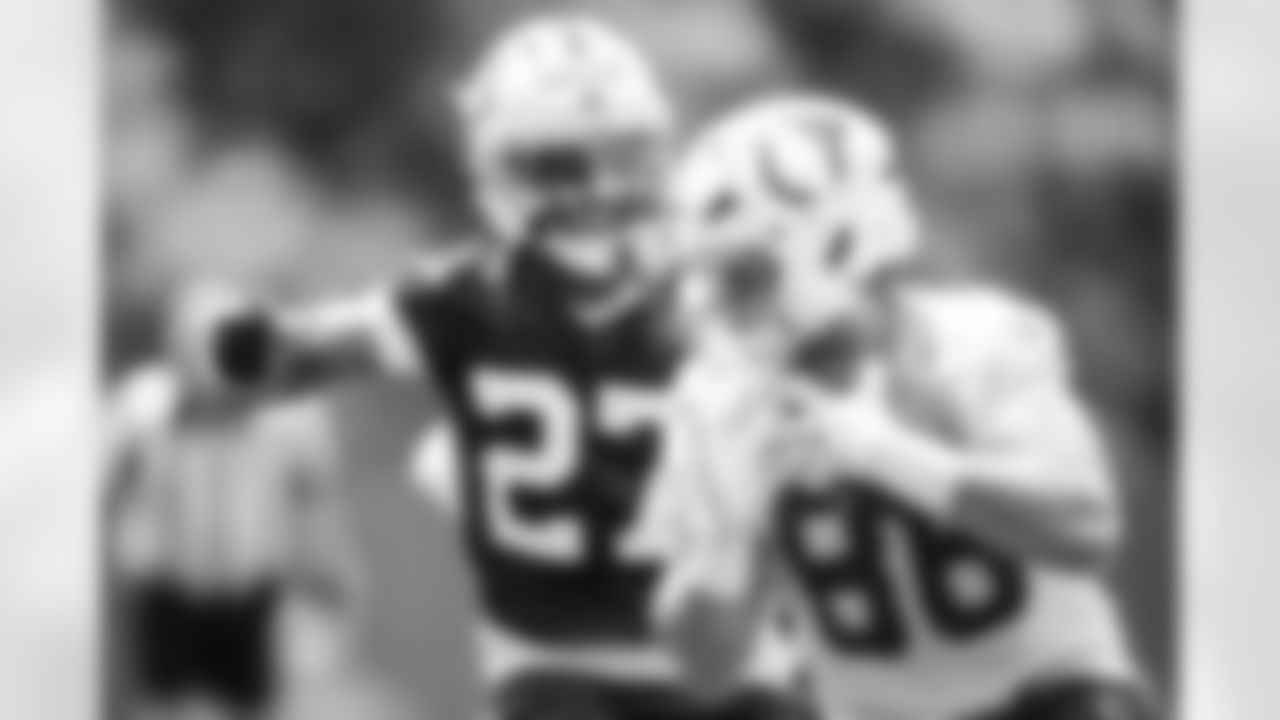 CB Justin Walley #27 and TE Will Mallory #86