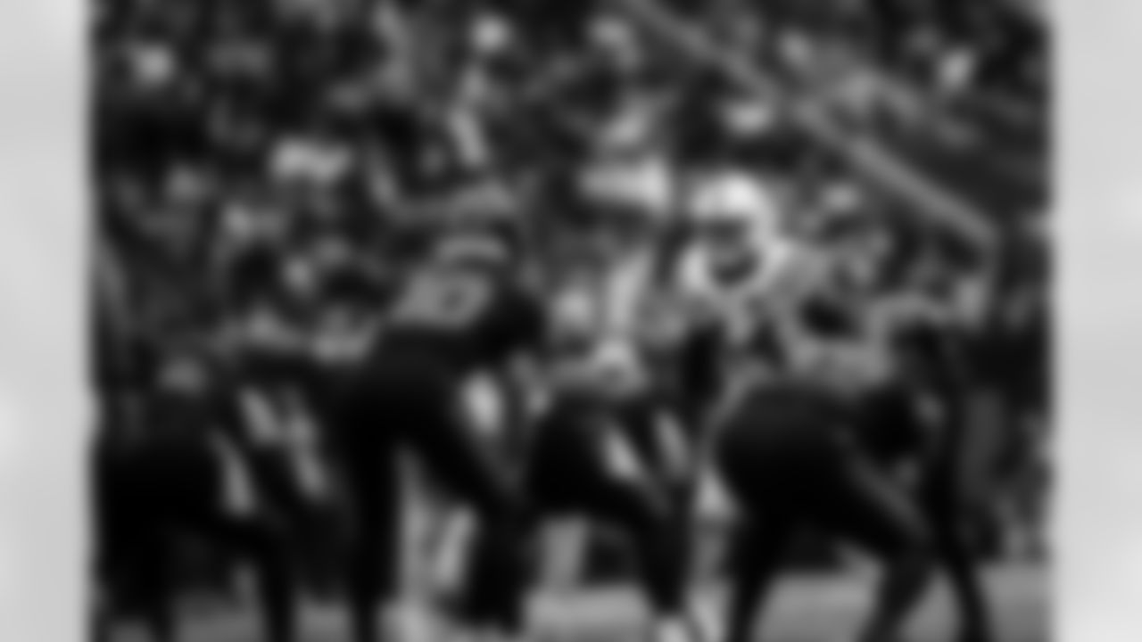 LB Zaire Franklin #44