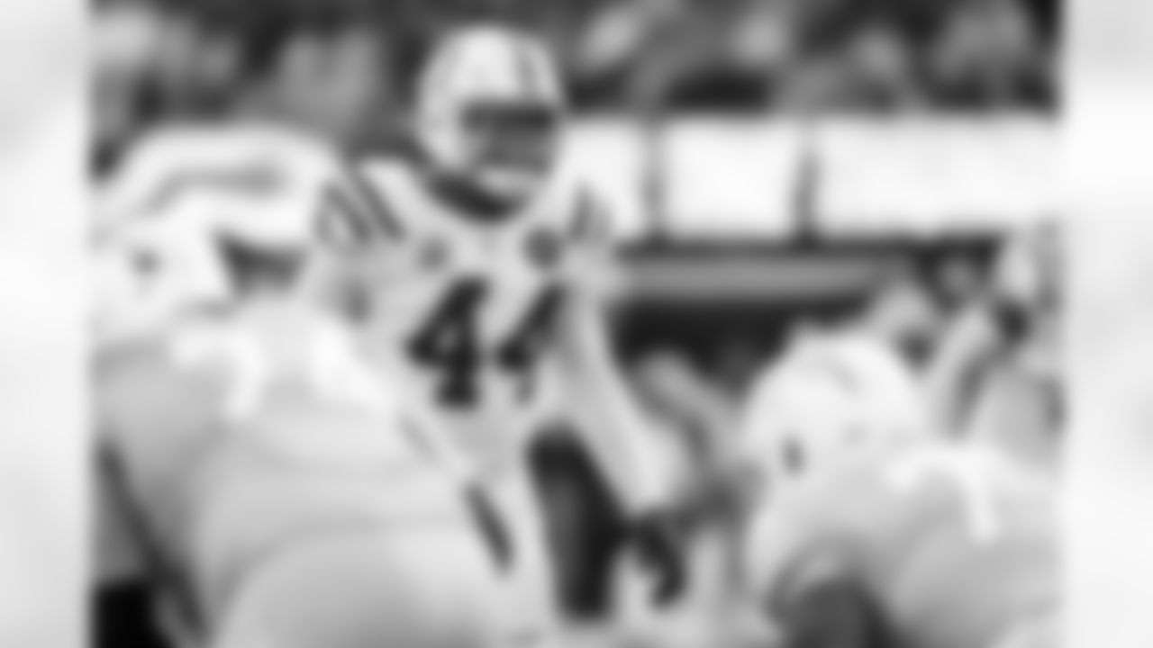 LB Zaire Franklin #44