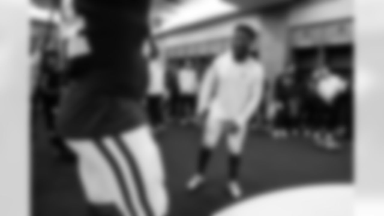 LB Zaire Franklin #44