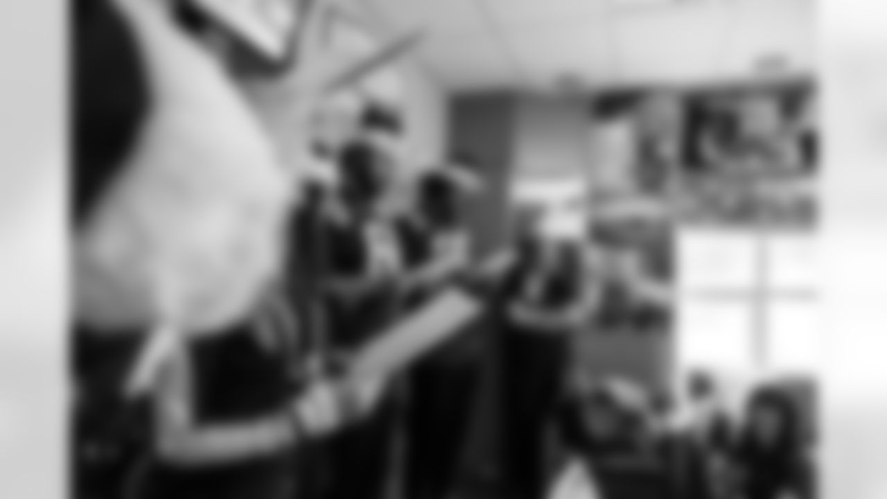 Sydney V., G Tanor Bortolini #60 and TE Drew Ogletree #85