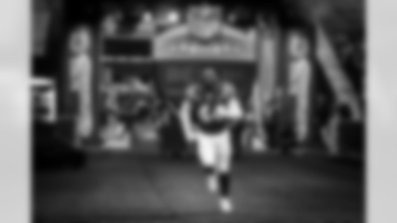 LB Zaire Franklin #44