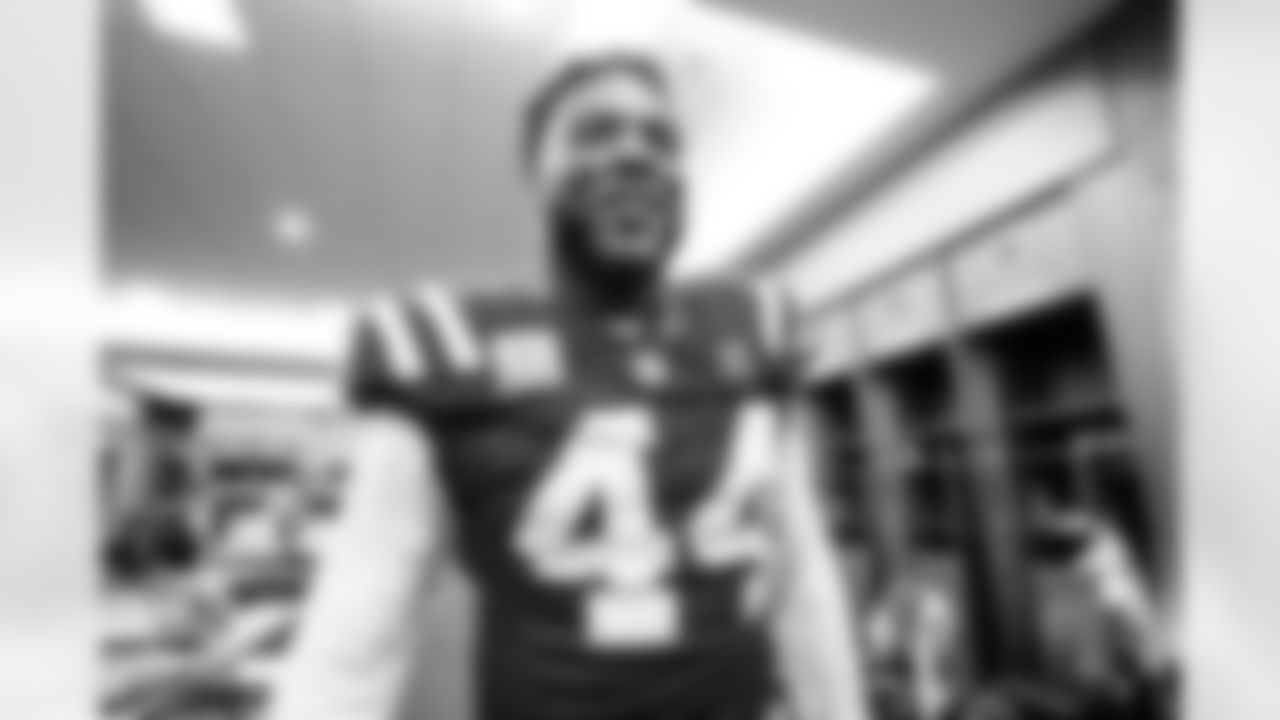 LB Zaire Franklin #44