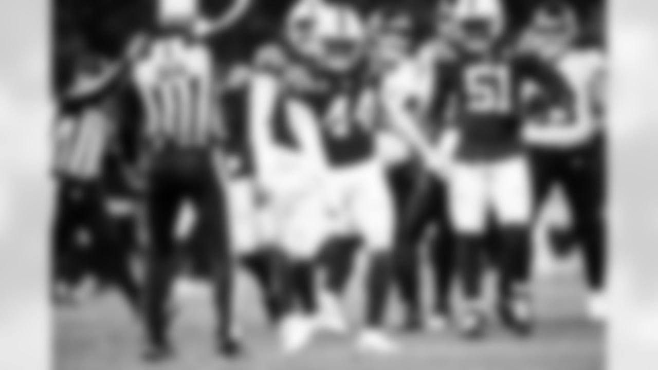 LB Zaire Franklin #44