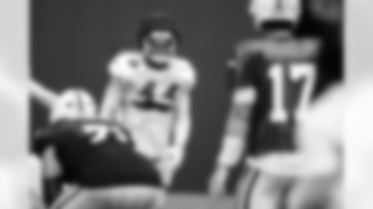 LB Zaire Franklin #44