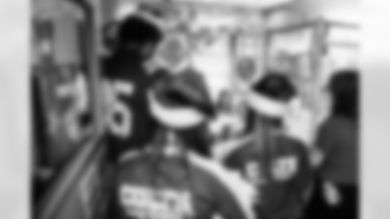 2025_1202_PMCH_Caroling_98336