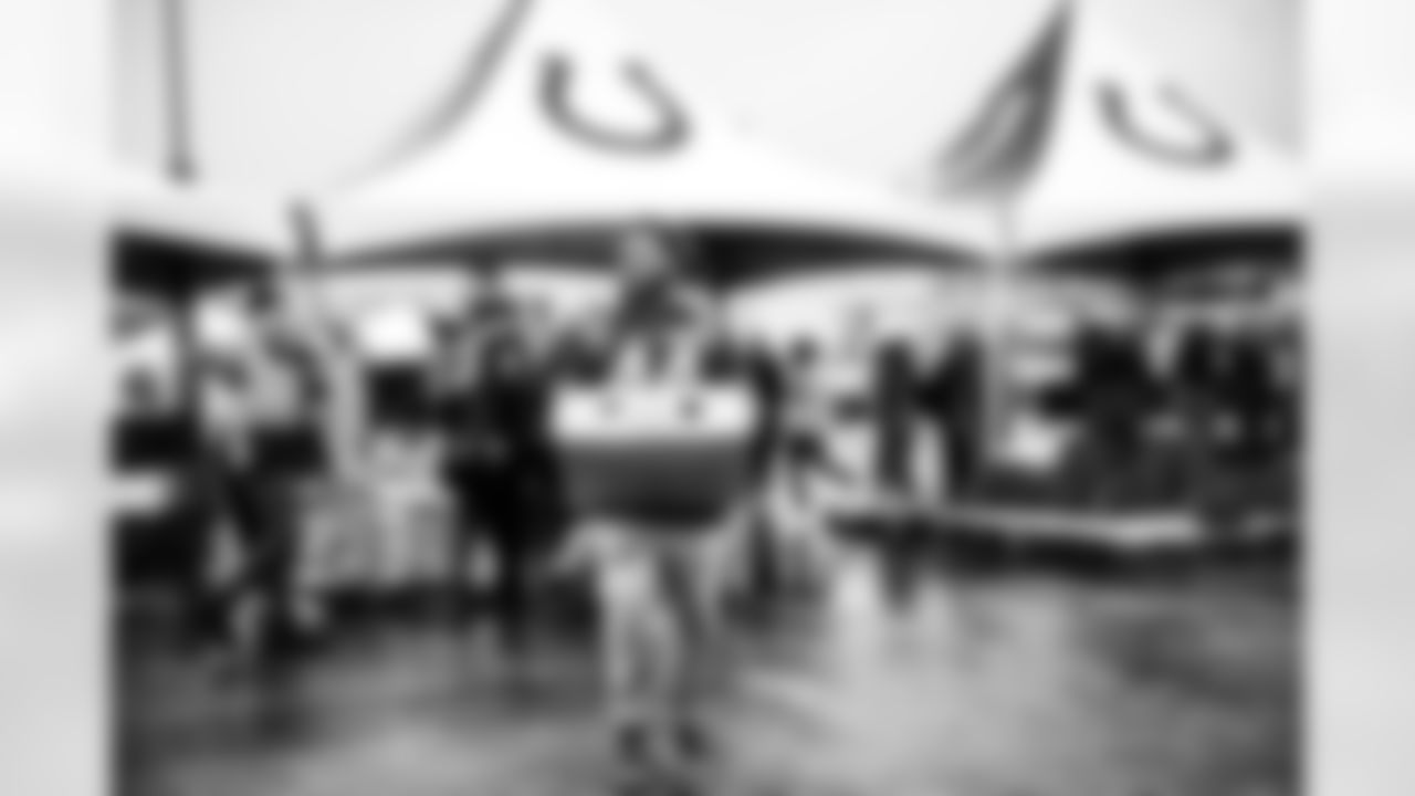 LB Zaire Franklin #44