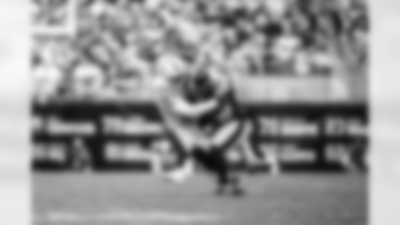 LB Zaire Franklin #44