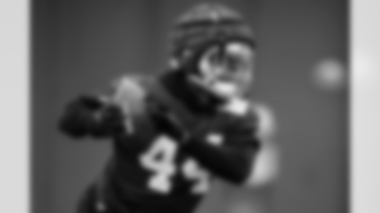 LB Zaire Franklin #44