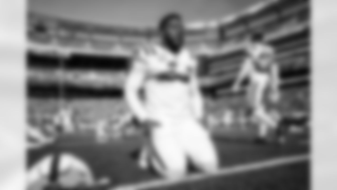 LB Zaire Franklin #44