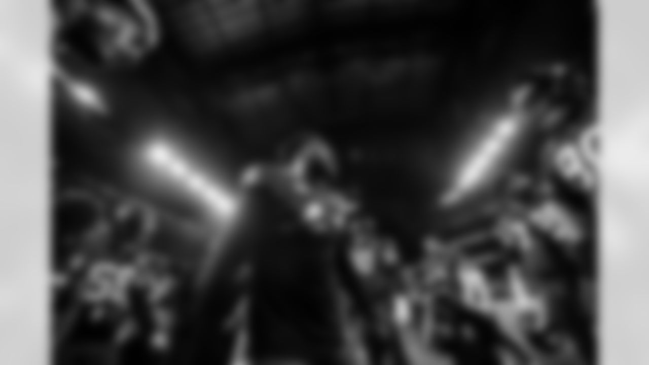 LB Zaire Franklin #44