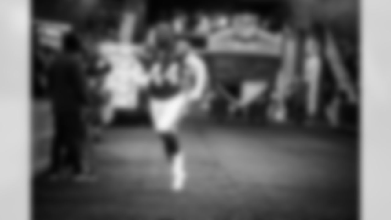 LB Zaire Franklin #44