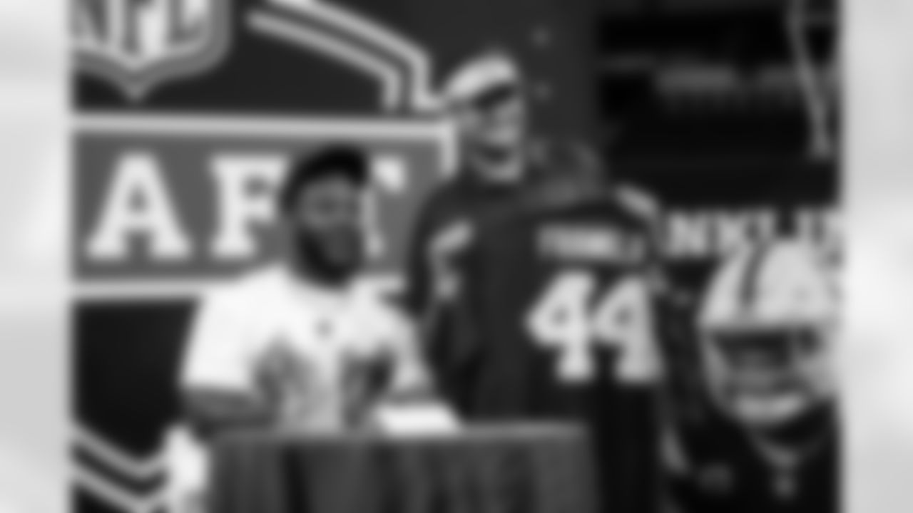 LB Zaire Franklin #44