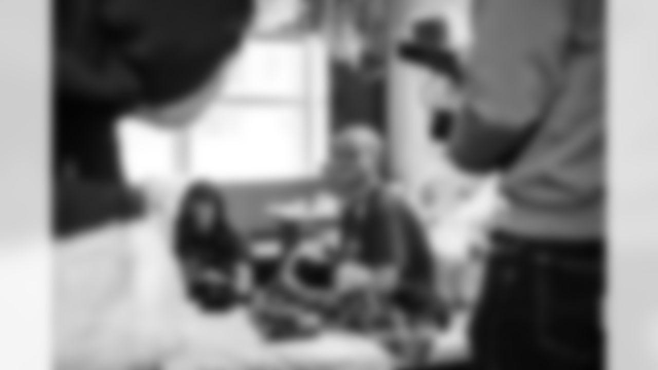 2025_1202_PMCH_Caroling_98392