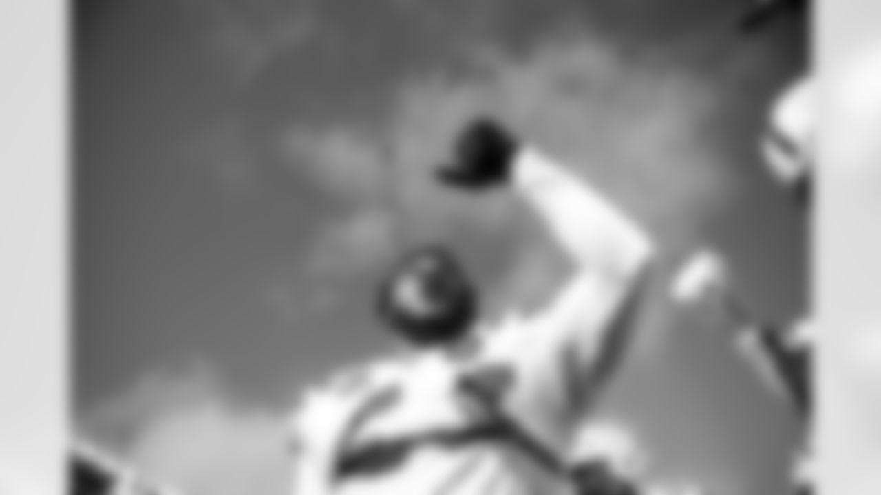 LB Zaire Franklin #44