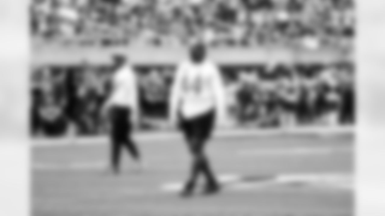 LB Zaire Franklin #44