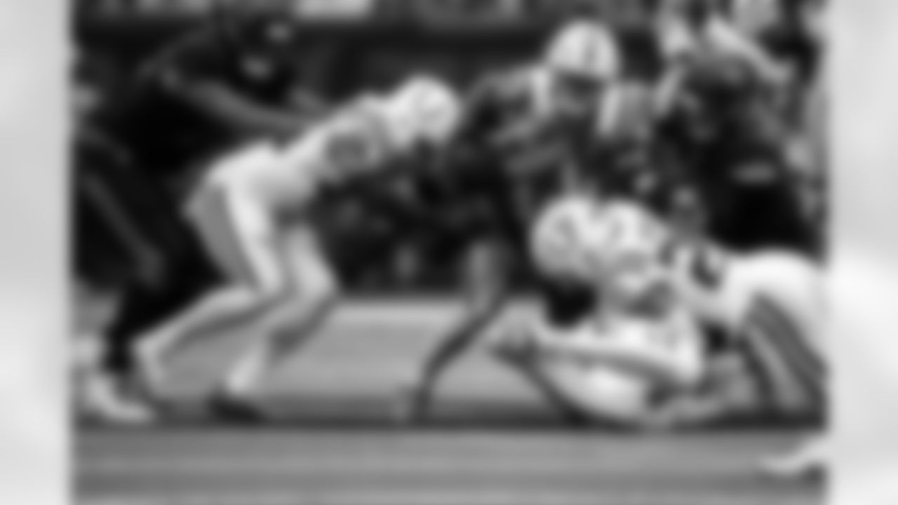 LB Zaire Franklin #44 and S Nick Cross #20