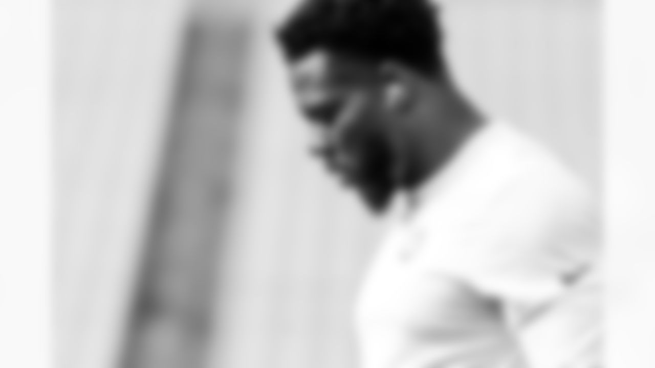 LB Zaire Franklin #44