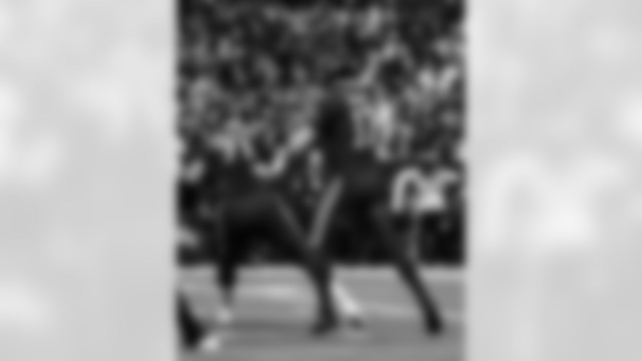 G Matt Goncalves #71 and QB Phillip Rivers #17