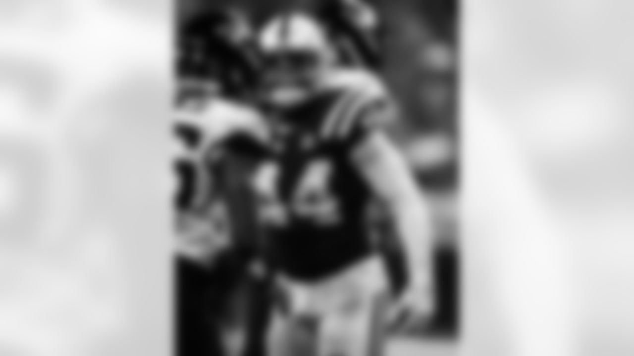 LB Zaire Franklin #44