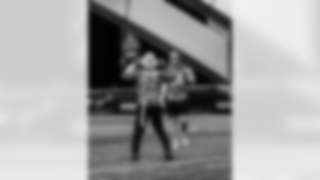 RB Jonathan Taylor #28 and TE Tyler Warren #84