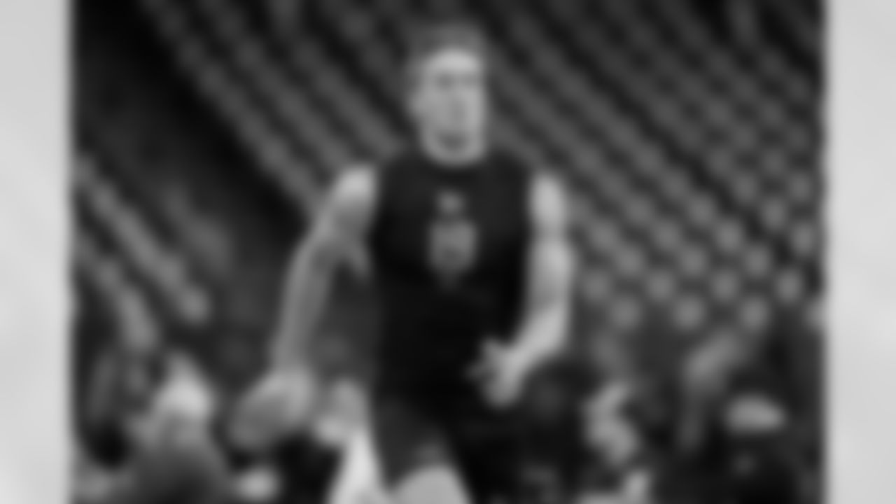 Notre Dame tight end Eli Raridon (19) runs the 40-yard dash during the 2026 NFL Scouting Combine on Friday, February 27, 2026 in Indianapolis, Indiana. (Lauren Leigh Bacho/NFL)