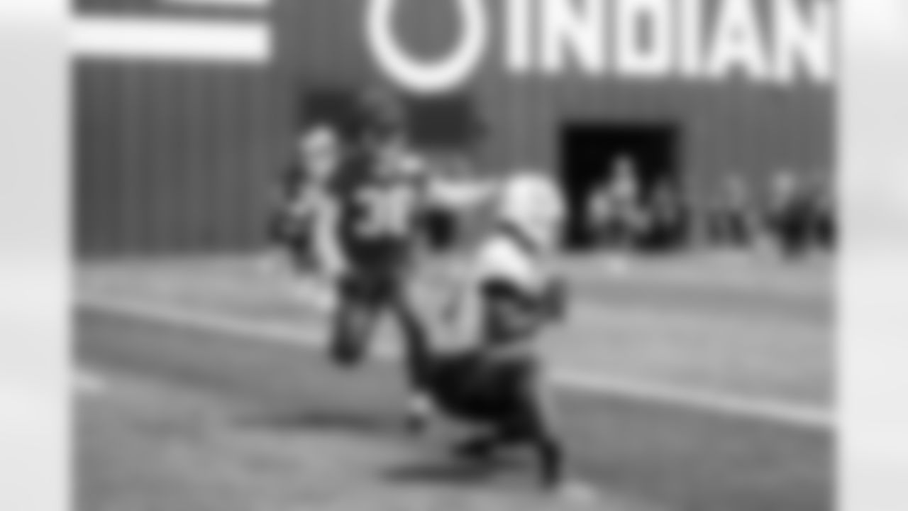 WR Adonai Mitchell #10 and CBKelvin Joseph#38