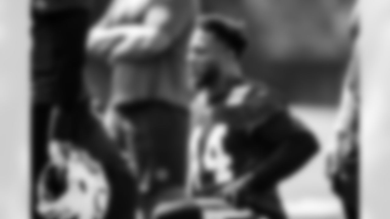 LB Zaire Franklin #44