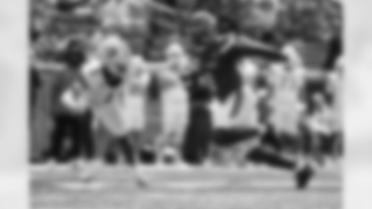 Louisville wide receiver Chris Bell (0) runs from the pursuit of Bowling Green wide receiver Allen Middleton (1) during the first half of an NCAA college football game in Louisville, Ky., Saturday, Sept. 20, 2025. (AP Photo/Timothy D. Easley)