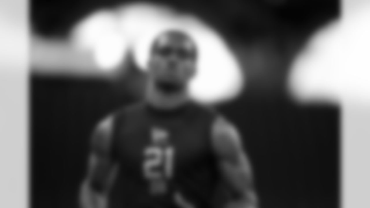 Houston defensive back Latrell McCutchin Sr. (21) runs the 40-yard dash during the 2026 NFL Scouting Combine on Friday, February 27, 2026 in Indianapolis, Indiana. (Cooper Neill/NFL)