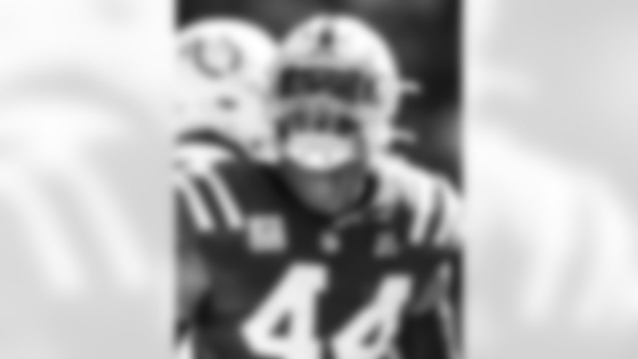 LB Zaire Franklin #44