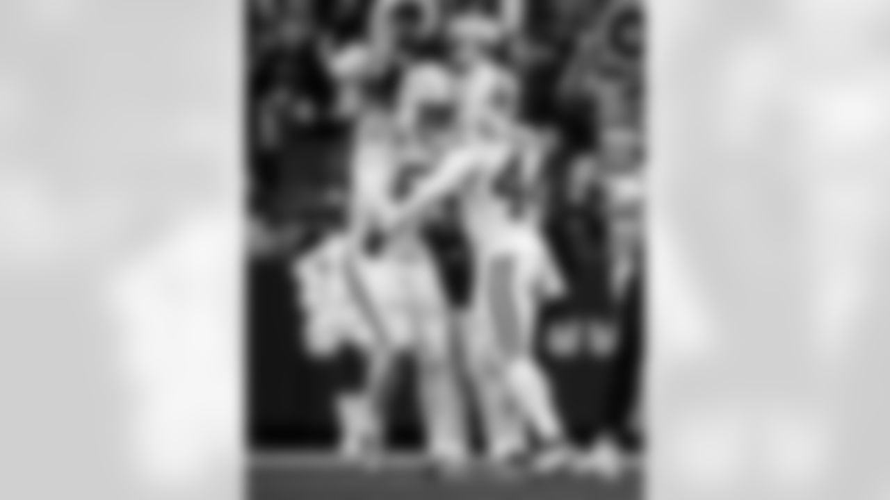 LB Germaine Pratt #53 and LB Zaire Franklin #44