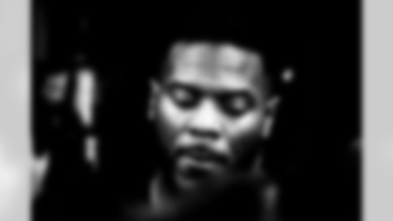 LB Zaire Franklin #44