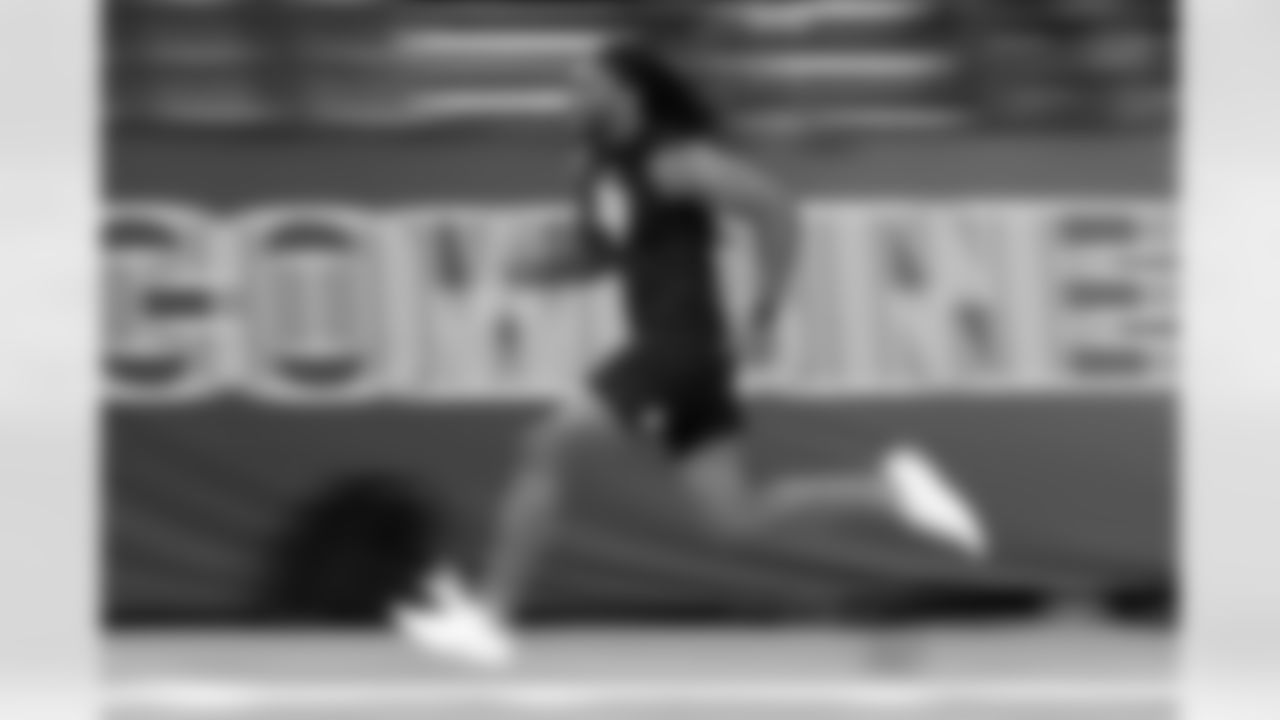 Michigan defensive lineman Jaishawn Barham (33) runs the 40-yard dash during the 2026 NFL Scouting Combine on Thursday, February 26, 2026 in Indianapolis, Indiana. (Lauren Leigh Bacho/NFL)