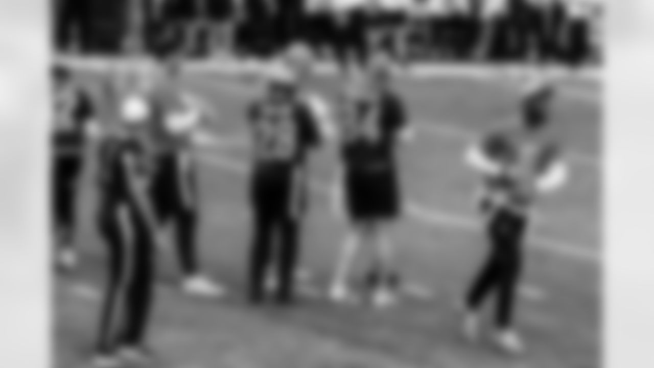 RB Jonathan Taylor #28 and TE Tyler Warren #84