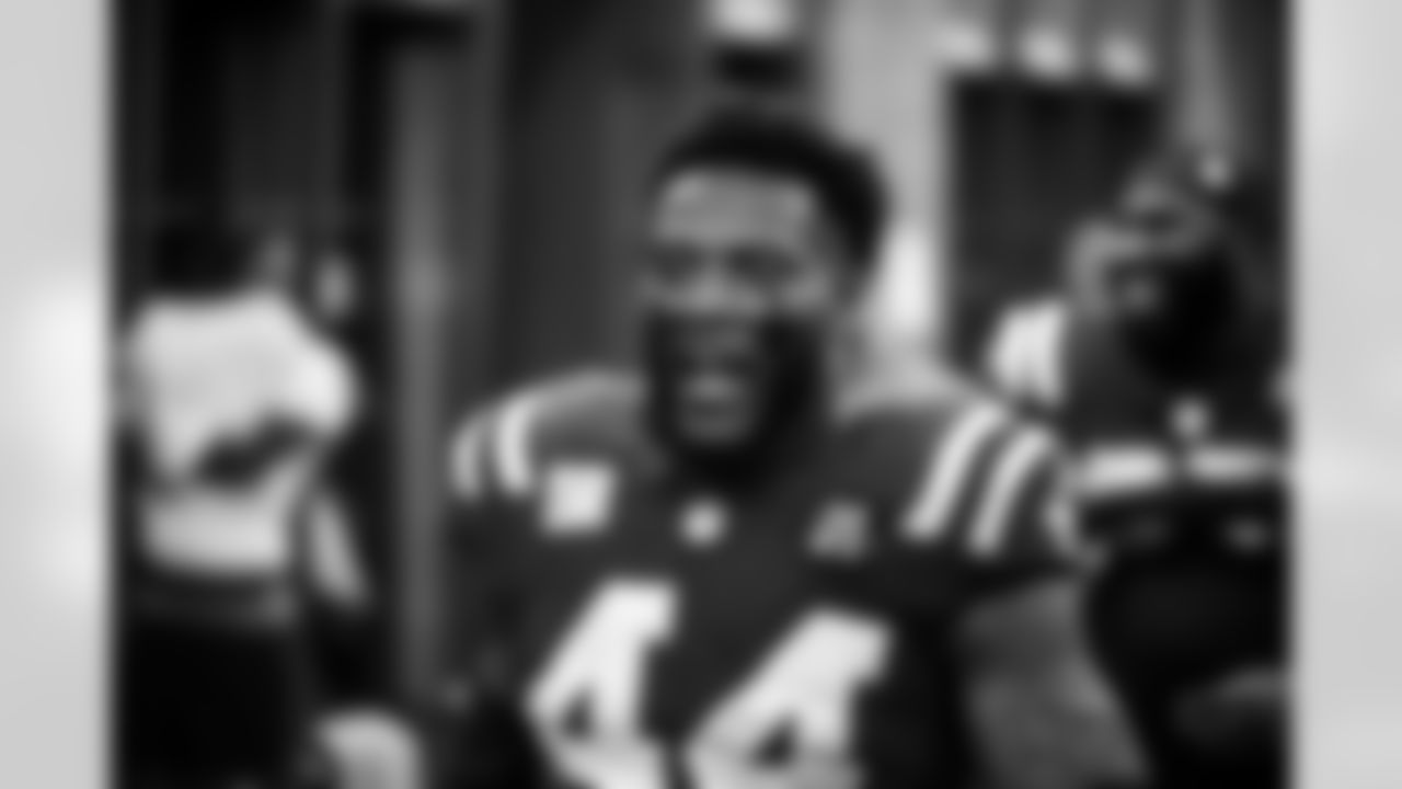 LB Zaire Franklin #44