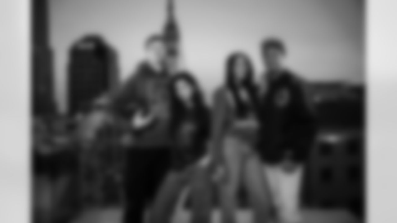 86 TE Will Mallory, 40 CB Jaylon Jones