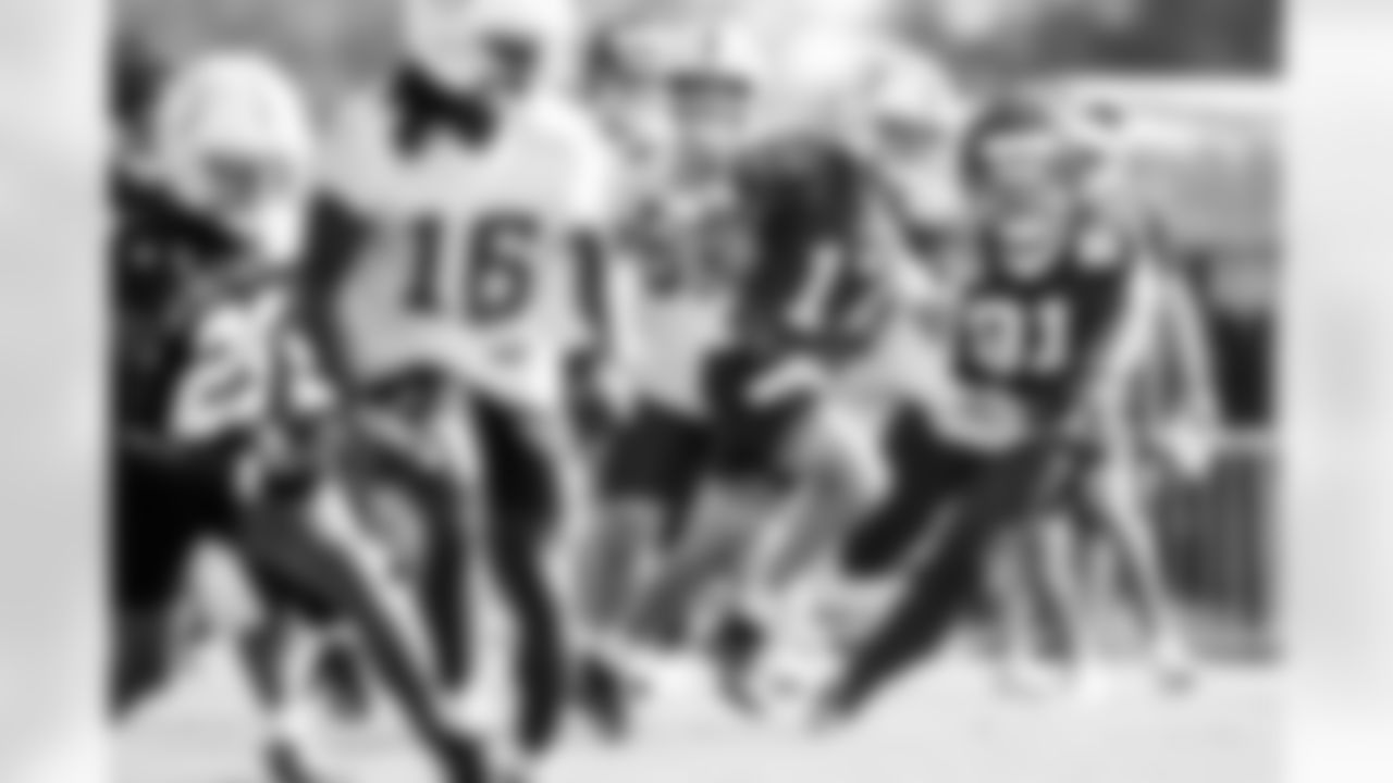QB Daniel Jones #17 and DE JT Tuimoloau #91