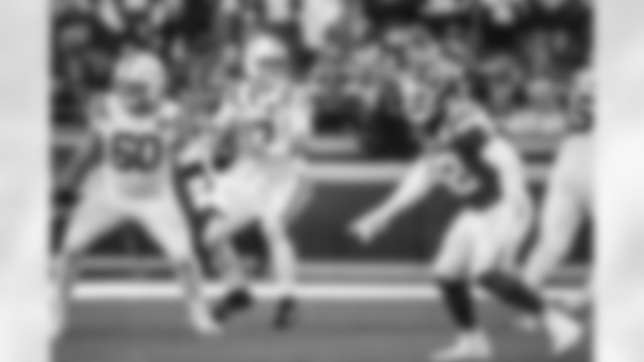 C Tanor Bortolini #60 and QB Daniel Jones #17