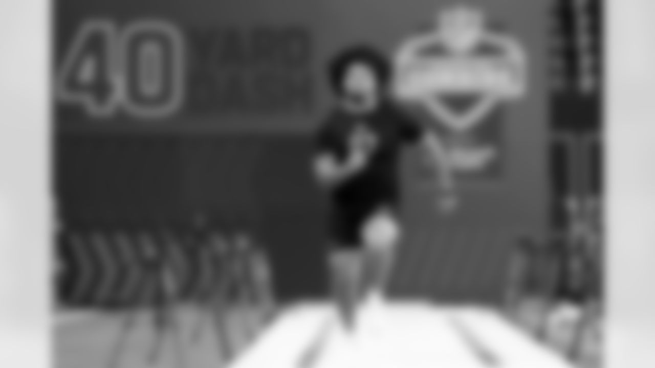 Alabama offensive lineman Parker Brailsford (07) runs the 40-yard dash during the 2026 NFL Scouting Combine on Sunday, March 1, 2026 in Indianapolis, Indiana. (Lauren Leigh Bacho/NFL)