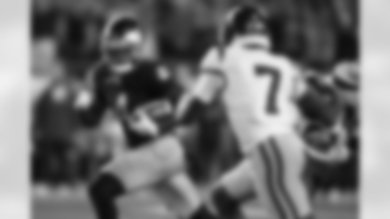 Notre Dame running back Jeremiyah Love (4) rushes for a touchdown against Southern California's Kamari Ramsey (7) during the first quarter of an NCAA college football game Saturday, Oct. 18, 2025, in South Bend, Ind. (AP Photo/Paul Beaty)