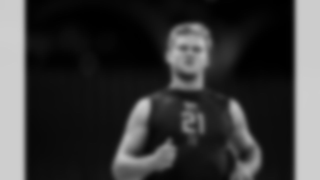 Stanford tight end Sam Roush (21) runs the 40-yard dash during the 2026 NFL Scouting Combine on Friday, February 27, 2026 in Indianapolis, Indiana. (Cooper Neill/NFL)