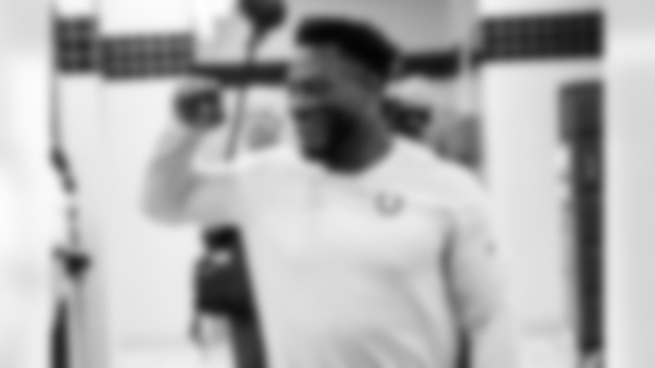 LB Zaire Franklin #44