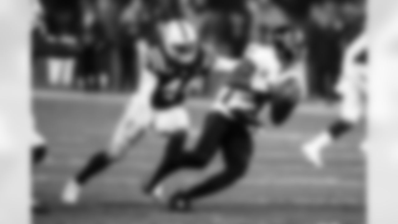 LB Zaire Franklin #44