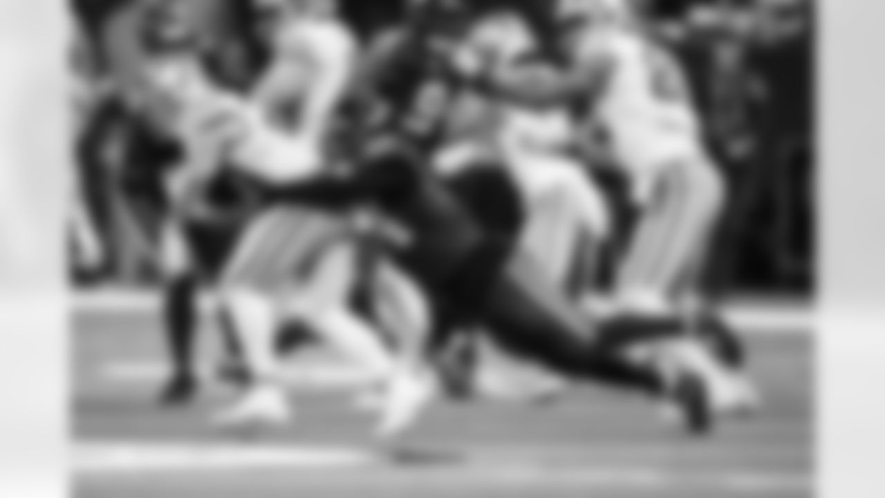 LB Zaire Franklin #44