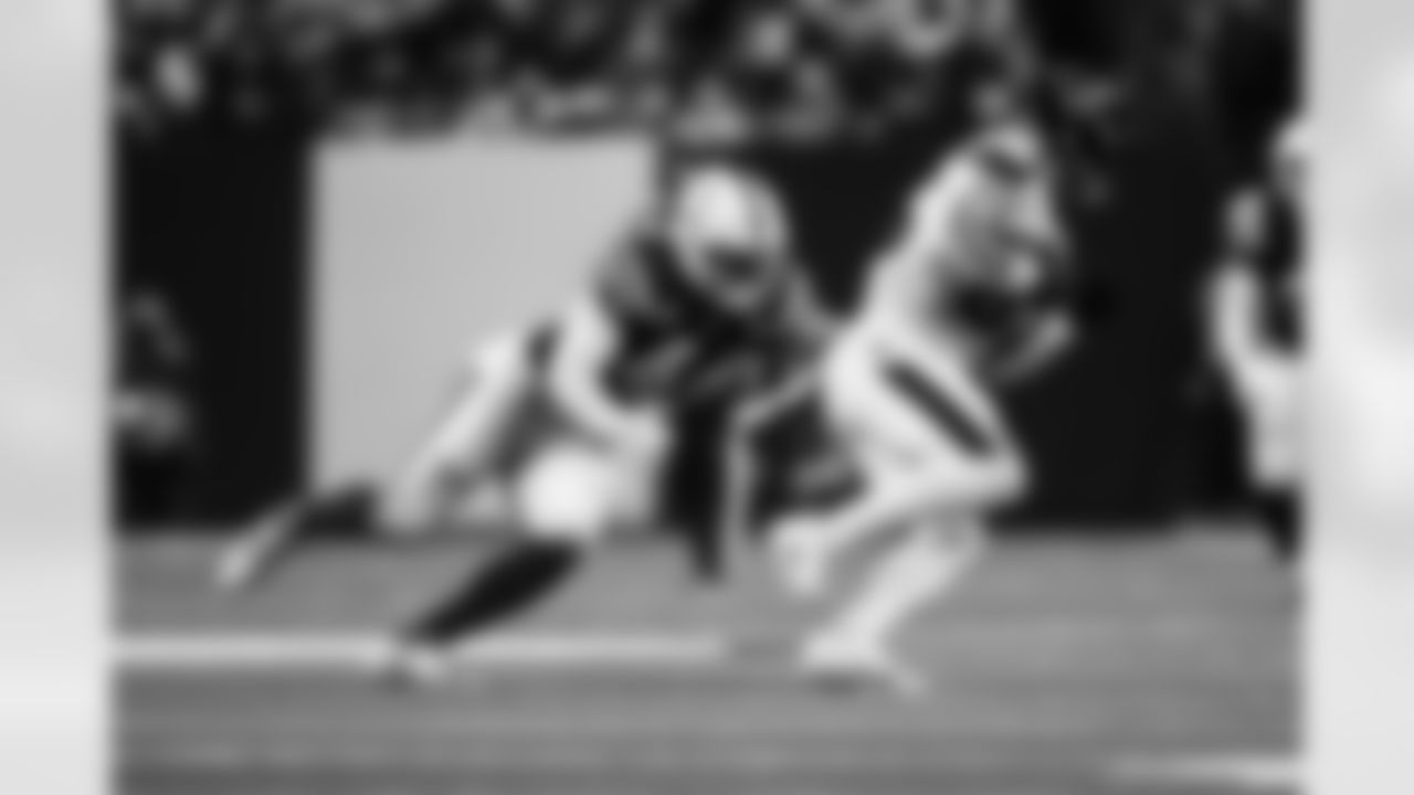 LB Zaire Franklin #44