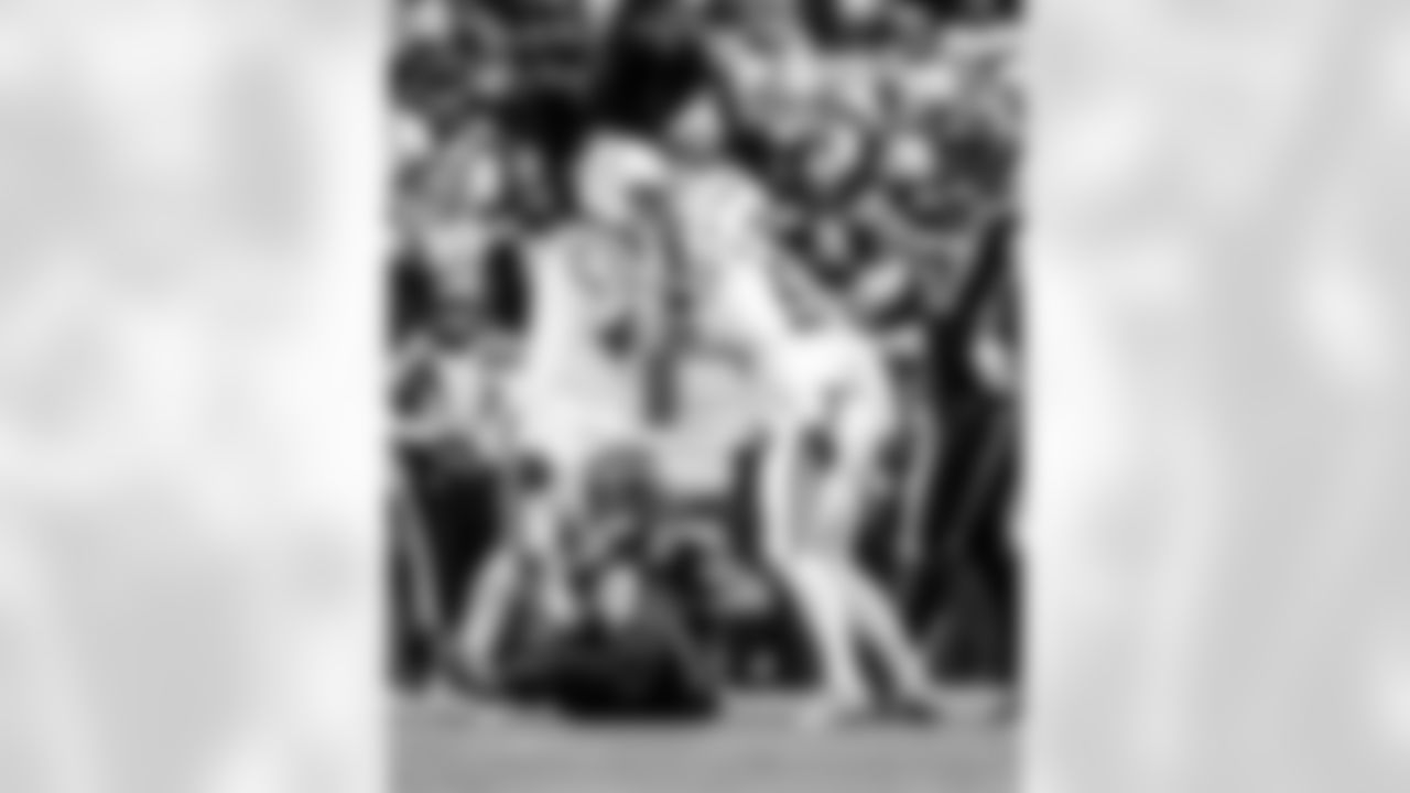 LB Zaire Franklin #44 and LB Germaine Pratt #53